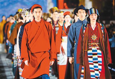 非遗服饰秀点亮北京中轴线