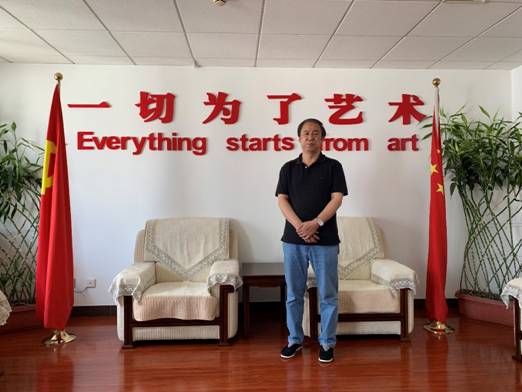 图片包含 地板, 室内, 墙壁, 站立  描述已自动生成