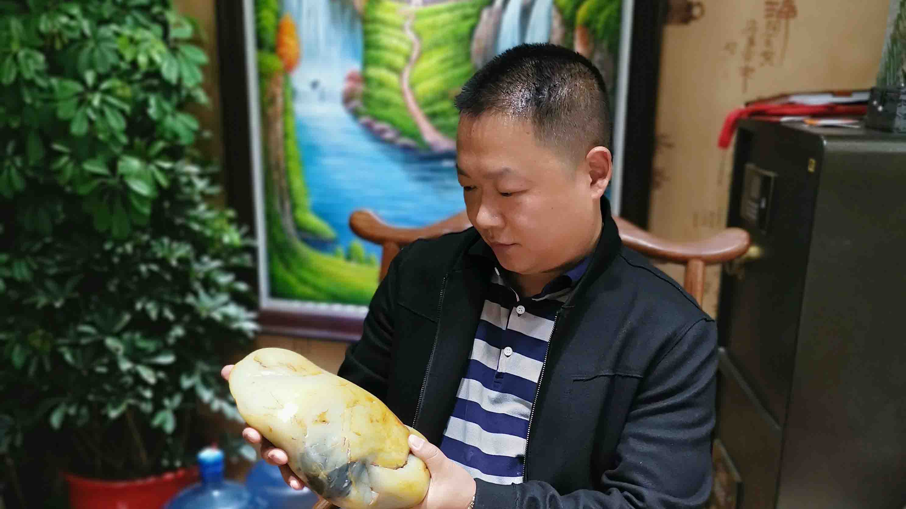 巧雕俏雕出精品,精益求精手艺人--记苏州