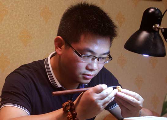 一腔热血成就了年少有为的一代核雕师—段吉
